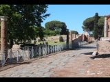 01610 ostia - regio ii - decumanus maximus - blick ecke via delle corporazioni ri teatro (ii,vii,2) - 2017.jpg